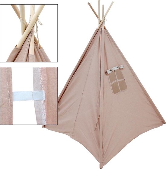 Beige tipi tent met houten stokken. Close-up van het raam met gordijn en de sluiting.