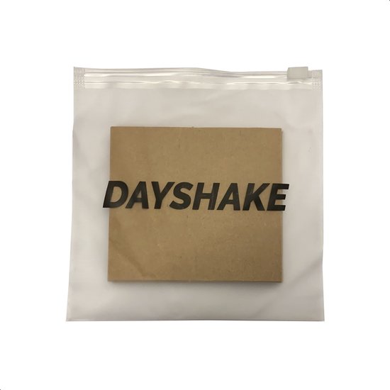 Een bruin kaartje met 'DAYSHAKE' in zwarte letters, in een doorzichtige plastic zak.