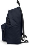 Zijaanzicht van een donkerblauwe Eastpak rugzak met ritsen.