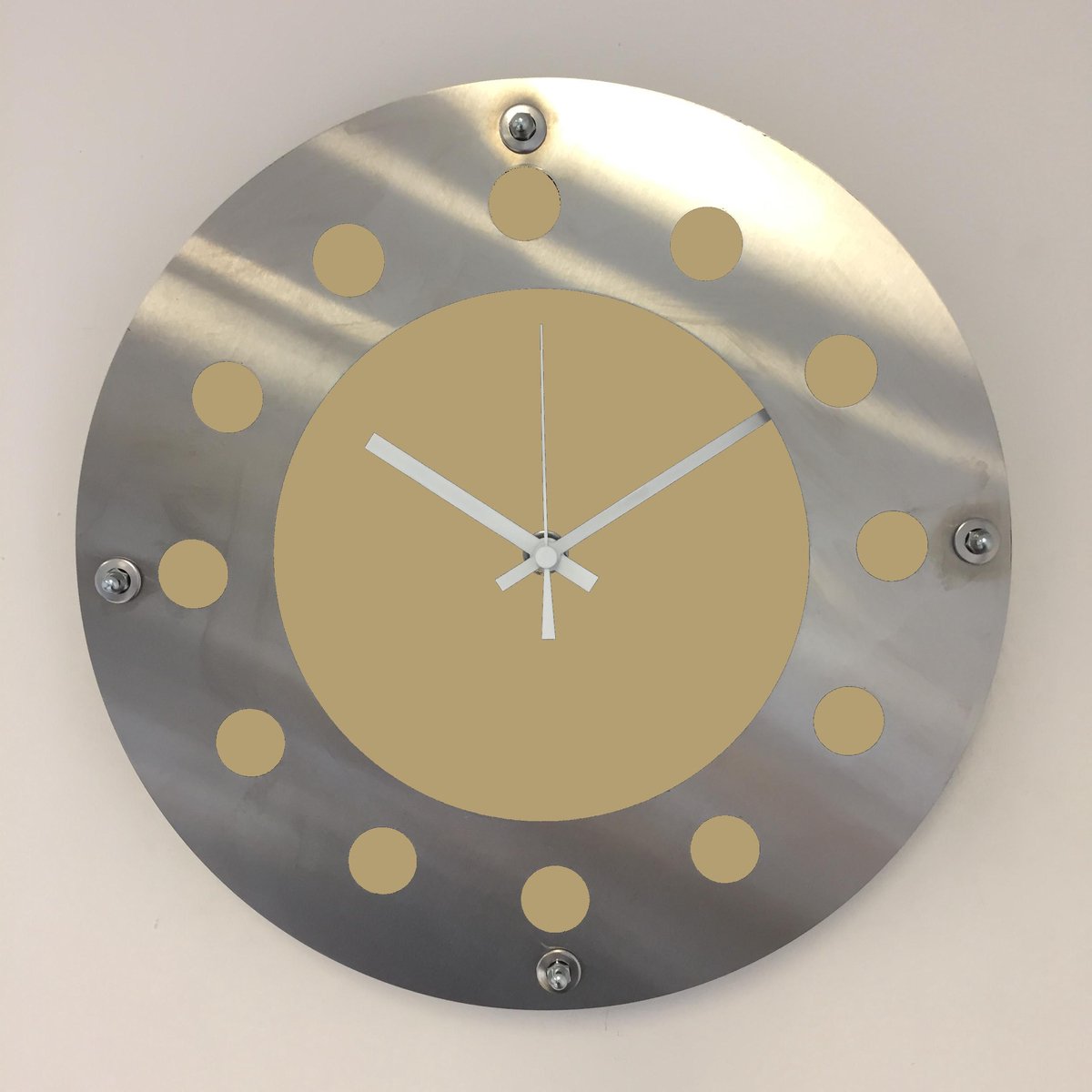 WANDKLOK MECANICA GOLD -- WHITE POINTERS -- MODERN DUTCH DESIGN HANDGEMAAKT 40 cm