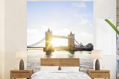 Behang - Fotobehang Zonnestralen achter de Tower Bridge in Londen - Breedte 225 cm x hoogte 280 cm
