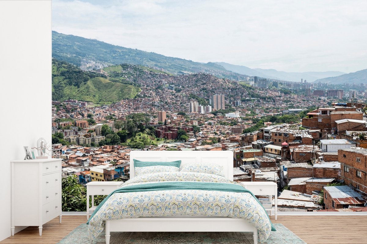 Behang - Fotobehang Het bergachtige landschap van Medellín in Colombia - Breedte 330 cm x hoogte 220 cm