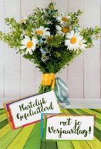Hartelijk gefeliciteerd met je verjaardag! Een mooi boeket bloemen met mooie margrieten erbij. Een dubbele wenskaart inclusief envelop en in folie verpakt.
