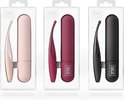 Drie verpakkingen met elk een vibrator en opberghoes in roze, bordeauxrood en zwart.