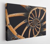 Abstract spiraalvormig houten wagenkanonwiel met zwarte metalen beugels, klinknagels - Modern Art Canvas - Horizontaal - 650406895 - 115*75 Horizontal