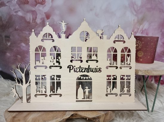 Houten Pietenhuis -  5 December - Pepernoten - Marsepein - Feest - Pieten - Piet Sinterklaas