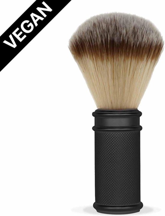 Vegan scheerkwast met beige, bruin-grijze haren en een zwarte, geribbelde handgreep. Zwarte 'VEGAN' banner.
