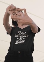 Easily Distracted By Dogs T-Shirt, Grappige Hondenliefhebber V-Hals T-Shirt, Uniek Cadeau Voor Hondenbezitters, Unisex V-Hals Tee, D002-042B, L, Zwart