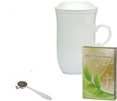 Cadeau set losse groene thee van de hele theebladeren bestaande uit 50 gram thee theebeker met losse filter en deksel witte lotus 220 ml plus stalen maatlepel.