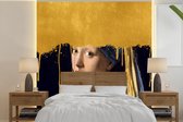 Behang - Fotobehang Meisje met de parel - Goud - Vermeer - Breedte 240 cm x hoogte 240 cm