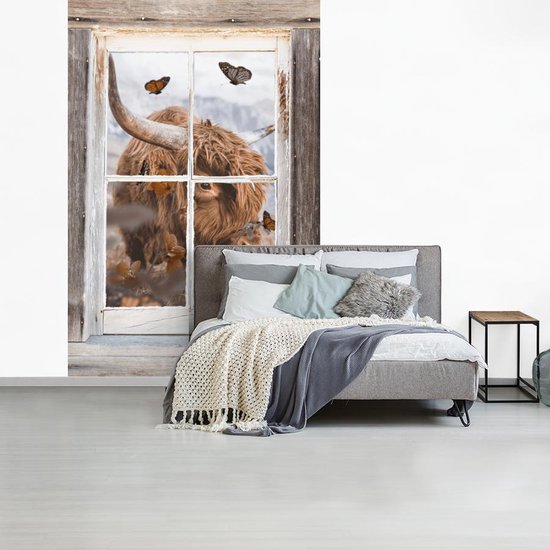 Behang - Fotobehang Schotse hooglander - Doorkijk - Bloemen - Breedte 225 cm x hoogte 350 cm
