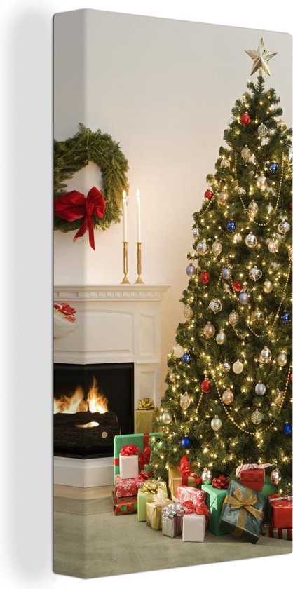 Canvas Schilderij Een kerstboom met cadeautjes naast een open haard - 20x40 cm - Wanddecoratie