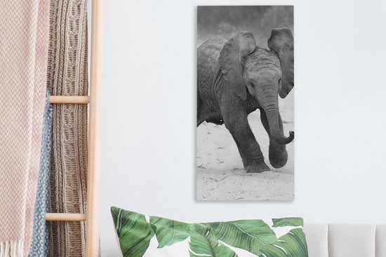 Canvas Schilderij Olifant - Baby - Dieren - Pad - Zwart wit - 20x40 cm - Wanddecoratie
