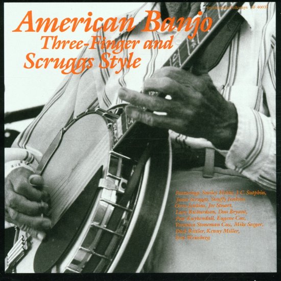 Cover van "American Banjo Three-Finger and Scruggs Style". Een man speelt op een banjo. De tekst "American Banjo" staat in oranje letters.