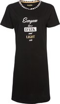 Irresistible dames nachthemd K/M everyone has a dark  - XL  - Zwart