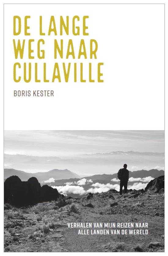 Boekomslag 'De lange weg naar Cullaville' door Boris Kester. Een man staat op een berg en kijkt uit over een mistig landschap.