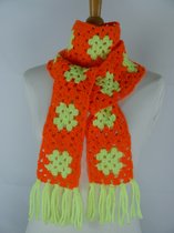 Handgemaakte (kinder)sjaal in fel neon oranje / neon geel met franjes gehaakte sjaal