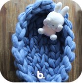 Handgemaakte blauwe wollen babynestje van BELM - Grote babynest met lage rand - Chunky Merino Wol - Baby slaapnestje - Kraamcadeau - Blu