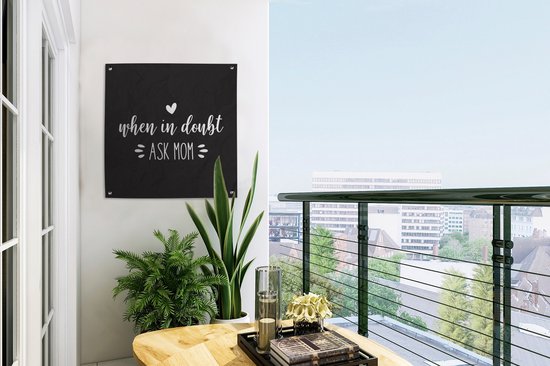 Citation de la fête des mères '' When in doute ask mom '' sur fond noir poster jardin 50x50 cm
