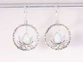 Ronde opengewerkte zilveren lotus oorbellen met welo opaal