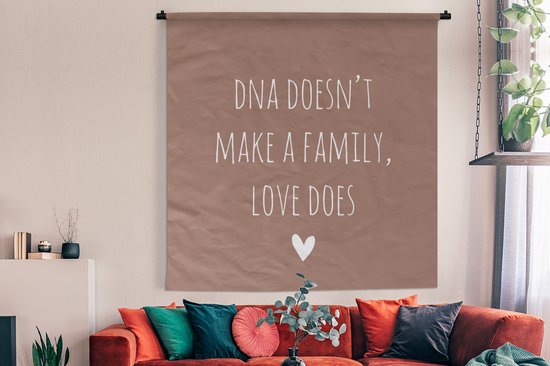 Wandkleed - Wanddoek - Engelse quote "DNA doesn't make a family, love does" met een hartje tegen een bruine achtergrond - 180x180 cm - Wandtapijt