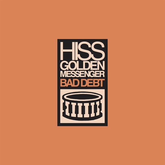 Albumhoes met oranje achtergrond. Zwart kader met tekst "HISS GOLDEN MESSENGER BAD DEBT" en een afbeelding van een trommel.