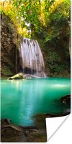 Poster Zonlicht bij een waterval in het Nationaal park Erawan in Thailand - 80x160 cm