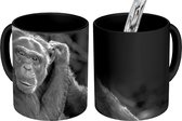 Magische Mok - Foto op Warmte Mokken - Koffiemok - Dierenprofiel zittende chimpansee in zwart-wit - Magic Mok - Beker - 350 ML - Theemok