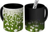 Magische Mok - Foto op Warmte Mok - Afbeelding van een wit tulpenveld - 350 ML