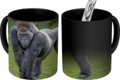 Magische Mok - Foto op Warmte Mok - Een Gorilla loopt op zijn handen en benen - 350 ML
