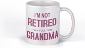 Mok met tekst | I'm not retired I'm a full time Grandma| cerise roze paars opdruk | bedrukte cadeaumok | beker 300 ml