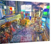 Beroemde Shibuya Crossing bij neon verlichting in Tokio  - Foto op Plexiglas - 90 x 60 cm