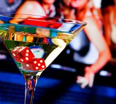Cocktailglas met dobbelstenen in een Vegas casino - Fotobehang (in banen) - 350 x 260 cm