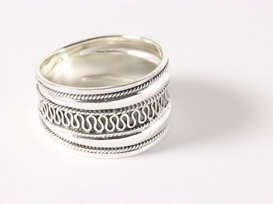 Brede zilveren ring met meandergravering - maat 19.5