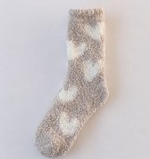 Warme Sokken dames - Fluffy sokken - huissokken - zacht - beige / grijs - leuke print hart / hartjes - 36-40 - extra zacht