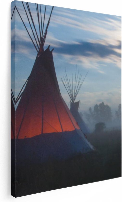 Toile représentant deux tipis dans la brume au coucher du soleil, le bas éclairé en orange. La toile est fixée au mur.