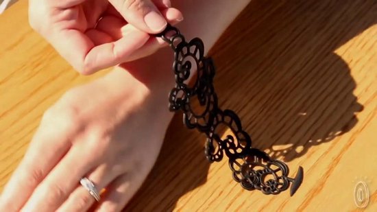 Batucada - Little Love - Armband - Plantaardige Oorsprong en Hypoallergeen - Meisjes - Armband met Hartjes - Antiallergisch - Blauw - rood - lengte 12/15cm – ziet er uit als Rubber