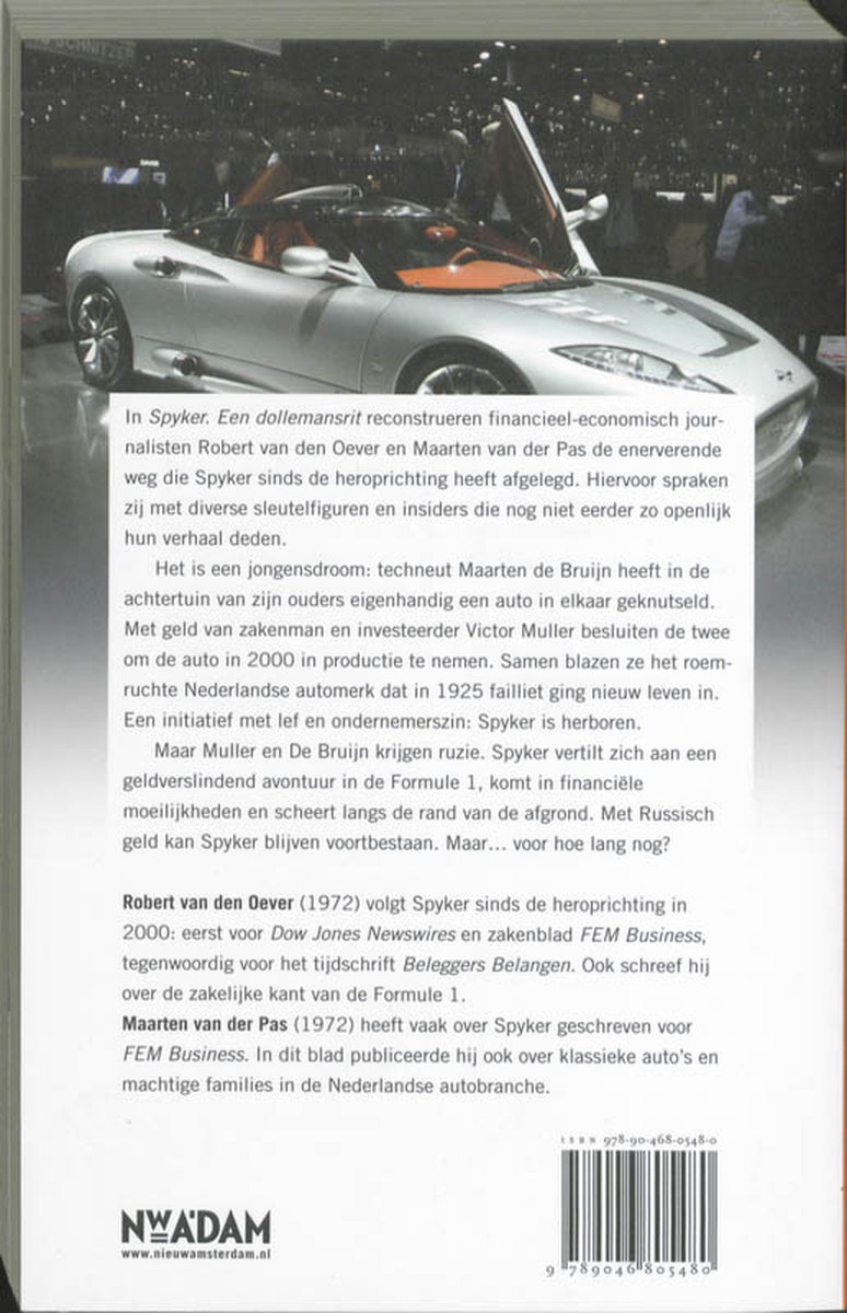 Boek "In Spyker. Een dollemansrit". Zilveren Spyker C8 Spider met open deuren op de cover.