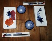 Sushi set blauw / wit van het merk Gusta  2 sushiborden, 2 sausschaaltjes, eetstokjes en onderlegger