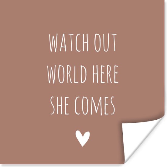 Affiche citation en anglais Attention au monde ici elle vient avec un coeur sur fond marron - 100x100 cm XXL