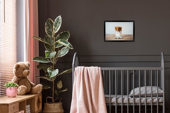 Photo encadrée - Une tasse de café glacé sur une table en bois cadre photo noir 30x20 cm - Affiche encadrée (Décoration murale salon / chambre)