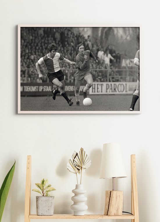 Poster In - Johan Cruijff in duel met Willem van Hanegem - Ajax & Feyenoord - 50x70