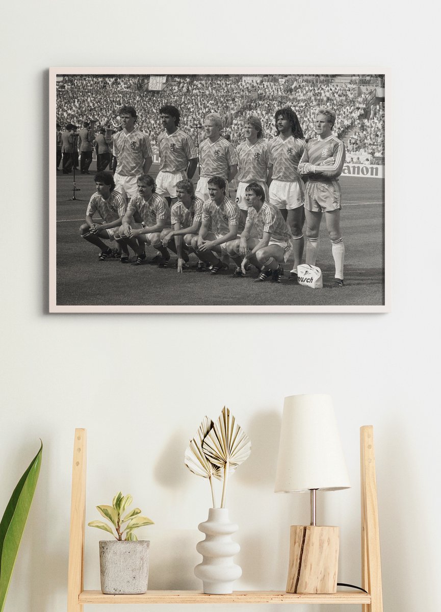 Esque Poster In Witte Lijst - Elftalfoto EK '88 - Koeman, Gullit & Van Basten - Voetbal - Large 50x70