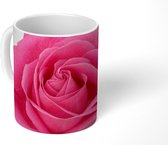 Mok - Close-up van enkele roze roos op witte achtergrond - 350 ML - Beker