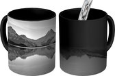 Magische Mok - Foto op Warmte Mok - Een meer omringd met besneeuwde bergen - zwart wit - 350 ML