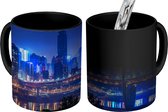 Magische Mok - Foto op Warmte Mok - Blauwe kleuren in Chongqing in de nacht - 350 ML