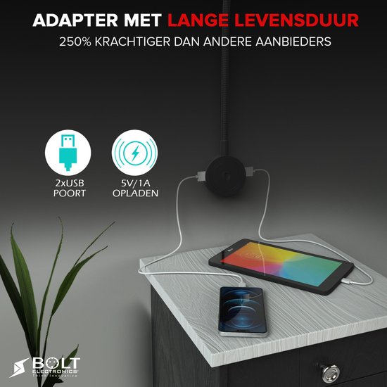 Lampe de lecture noire avec adaptateur et 2 ports USB, charge de téléphone avec le texte 'ADAPTER MET LANGE LEVENSDUUR'.