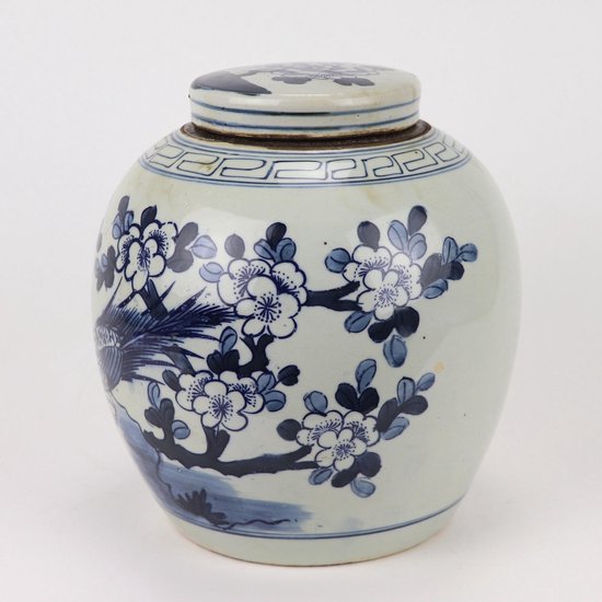 Blauw-witte porseleinen gemberpot met bloeiende takken en een vogeldecoratie. Van Fine Asianliving.