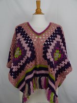 Handgemaakte warme poncho / omslagdoek (grote sjaal) in de kleuren paars, oudroze, groen gehaakt met glinsterdraad en franjes