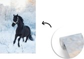 Papier peint photo peint vinyle - Cheval Zwart dans un paysage d'hiver largeur 150 cm x hauteur 220 cm - Tirage photo sur papier peint (disponible en 7 tailles)